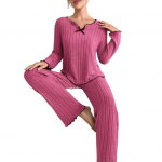 2 vnt./kompl. Pavasarinis moteri&scaron;kas vir&scaron;us ir kelnės kostiumas ilgomis rankovėmis V formos i&scaron;kirpte su kaspinu, raukiniais, dekoruotas vir&scaron;us, elastinga juosmens linija, siūlais dekoruotos kelnės L