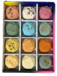 LUSH Putojantys vonios kamuoliukai &ndash; Atsipalaidavimo akimirka keturių metų laikų dovanų dėžutėje su apsauginiu įdaru ir popieriumi &ndash; 12 vnt. pakuotė (I&scaron; anksto supakuotas mai&scaron;elis) balta