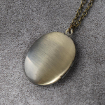Drožinėta gėlių juostele Locket pakabukas karoliai Vintage žalvario atidarymo nuotraukų dėžutė