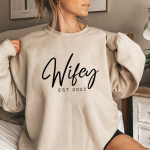 Individualizuotas &bdquo;Wifey Est&ldquo; 2022 m. megztinis sužadėtuvių megztinis nuotakos du&scaron;o dovana suasmeninta vestuvinė dovana Naujos žmonos megztinis megztinis S
