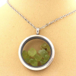 Akmenys ir Mineralai. Neapdorotas peridoto vėrinys. Medaliono modelis 20 mm. Sidabrinė spalva.
