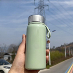 Naujas 304 nerūdijančio plieno paprastas Ins madingas moteri&scaron;kas mini ki&scaron;eninis mažas ir ne&scaron;iojamas auk&scaron;tos vertės puodelis su dirželiu. 320ml raudona