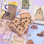 Capybara Poka 50 lapų saugojimo albumas, pridedamas su mielomis kapibaros personažų kortelėmis