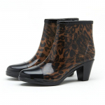 Moteri&scaron;ki lietus batai Vandeniui atsparūs PVC plastikiniai batai Madingi auk&scaron;takulniai Aulinukai Vidutiniu kulnu Užtrauktukas Guminiai batai Neslystantys Brodiniai antbačiai 40 leopardas