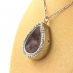 Pierres et Min&eacute;raux. Collier Tourmaline multicolore brut. Mod&egrave;le goutte.