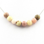 Pierres et Min&eacute;raux. Collier perles Pierre de Soleil + Rhodonite + Agate Feuille de Bambou Chaine en acier inoxydable.