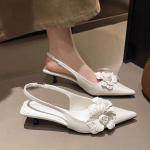 Moteri&scaron;kos basutės su auk&scaron;tu kulnu Eleganti&scaron;kos gėlių dizaino basutės Seksualios smailianosės slingback bateliai Mules bateliai Sekli burna Vienspalviai batai 35 balta