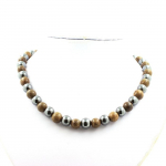 Pierres et Min&eacute;raux. Collier perles H&eacute;matite + bois 8 mm Chaine en acier inoxydable.