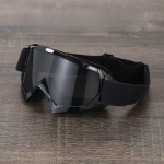 Apsauginiai nuo rasojimo akiniai, skirti važinėti motociklais, slidinėjimo akiniai, apsaugantys nuo vėjo smėlio ir ultravioletinių spindulių.