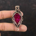 Briaunuotas Ka&scaron;myro rubino pakabukas, apvyniotas varine viela, rankų darbo pakabukas, varinis papuo&scaron;alas, stilingas pakabukas, tikro brangakmenio pakabukas, dovana jai