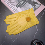 Moteri&scaron;kos avikailio odos pir&scaron;tinės ir sutir&scaron;tintos su aksominėmis žieminėmis pir&scaron;tinėmis, moterims skirtos gražios triu&scaron;io kailio pir&scaron;tinės.