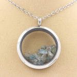 Pierres et Min&eacute;raux. Collier Zircon brut. Mod&egrave;le M&eacute;daillon 20 mm. Couleur Argent.