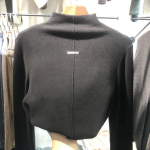 Moteri&scaron;ki mar&scaron;kiniai su aksominiu apatiniu pavir&scaron;iumi, moteri&scaron;ki megztiniai su auk&scaron;ta apykakle M juoda