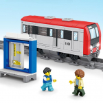 Miesto traukinio traukinio traukinio metro scenos blokų surinkimas berniukas surenka žaislą Dovana