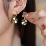 Auk&scaron;tos kokybės prabangūs žali keturlapių dobilų auskarai, subtilūs, gražiai atrodantys auskarai, sagtis Madingi deimantų komplekto moteri&scaron;ki auskarai