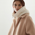 Rudeninė žieminė itin lengva pūkinė kepurė su gobtuvu moterims, &scaron;ilta žiedo formos &scaron;aliko kepurė, kaklo užtrauktuku užsegamas rai&scaron;teliais reguliuojamas paltas, &scaron;alikas, trumpa berankovė palaidinė S smėlis