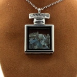 Pierres et Min&eacute;raux. Collier Aigue-Marine brut. Mod&egrave;le flacon.