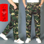 Vyri&scaron;kos kamufliažinės darbo kelnės &ndash; patvarios, atsparios ne&scaron;varumams, laisvai prigludusios, skirtos naudoti lauke ir statybose XL/175