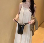 2025 m. pavasario moteri&scaron;kas klostuotas sijonas su petne&scaron;omis: Eleganti&scaron;ka prancūzi&scaron;ko stiliaus, lengvos prabangos, vienspalvė, liekna suknelė. 2XL (70-78 kg) balta