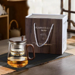 Skaidrus stiklinis kar&scaron;čiui atsparus arbatinukas su arbatos sieteliu, apsaugančia nuo nudegimų medine rankena, sutir&scaron;tintas auk&scaron;to borosilikatinio stiklo arbatinukas, arbatos reikmenys