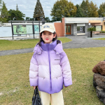 Žiemos nauja korėjieti&scaron;ko stiliaus madinga vidutinio ilgio laipsni&scaron;ko spalvų perėjimo, su gobtuvu, pa&scaron;iltinta &scaron;ilta vaiki&scaron;ka pūkinė striukė 160cm violetinė