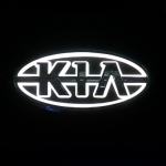 3D LED ap&scaron;viečiama KIA automobilio emblema ženklelis Galinės bagažinės lipdukas Logotipas Kia Picanto Cerato Sportage Ceed Rio K2 K5 K3 Sorento Stinger xwgln00 balta