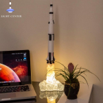 &bdquo;Rocket Lamp&ldquo; ra&scaron;omojo stalo priedai Nakties ap&scaron;vietimas Stalo dekoro lempos miegamiesiems Vėsios lempos Kambario lempa &Scaron;aunūs daiktai Vaikų lempa Namų dekoras