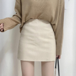 Moteri&scaron;kas juodas vilnonis sijonas auk&scaron;tu juosmeniu - Ruduo/Žiema 2024: Lieknas, seksualus A silueto dizainas 2XL 140-155 smėlis