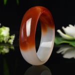 Natūralaus raudono agato apyrankė, paplatinta ir pastorinta, žolės žalio agato apyrankė, ypač platus chalcedonas red and white66-68mm