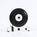 Modernus prabangus vertikalus retro fonografo modelis, juoda vinilo plok&scaron;telė, kri&scaron;toliniai kūrybiniai papuo&scaron;alai, stalinis studijos dekoravimas, fotografavimo rekvizitai, naujas black