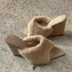 Chaki kailiniai platforminiai mulai moterims Eleganti&scaron;ki stilingi smailūs atvirais pir&scaron;tais kailiniai kulniukai &scaron;lepetės moteri&scaron;kos madingi vakarėlio gražus aprėžalas zom&scaron;iniai batai 35 abrikosas