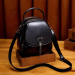Retro odinė moteri&scaron;ka kuprinė yra patogi dėvėti su daugiapečiu &bdquo;crossbody&ldquo; rankinuku. juoda