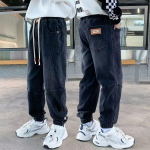 Berniukų pavasariniai ir rudeniniai džinsai Juodi vaiki&scaron;ki laisvi laisvalaikio madingi rai&scaron;teliai sportinės kelnės