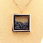 Pierres et Min&eacute;raux. Collier Saphir brut. Mod&egrave;le carr&eacute;. Couleur Or rose.