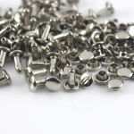 100 rinkinių 6/8 mm metalinės dvigubos dangtelio kniedės Smeigės Apvalios greitos kniedės, skirtos odinei rankdarbių rankinei, diržui, drabužiams, avalynei naminių gyvūnėlių apykaklės dekoravimui 6 x 8mm