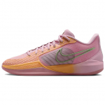 Nike Sabrina 1 EP West Coast Roots Moteri&scaron;ki sportbačiai Rožiniai Vidutinio &scaron;velnumo Rožiniai Aliejinės žalumos FQ3389-600 35.5
