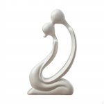 Abstrakti keraminė besibučiuojančios poros figūrėlė 12,5x24cm Meno kolekcija Stalo ornamentas dekoravimui balta