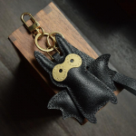 Mažas &scaron;ik&scaron;nosparnis odinis rankų darbo automobilio rakto krep&scaron;ys pakabukas mielas Helovino paprastas juodas raktų pakabukas