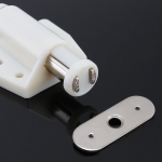 4x vieno magnetinio slėgio paspaudimu, kad atidarytumėte liečiamos užrakto spintelės dureles
