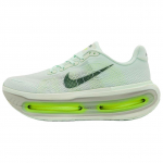 Nike Vomero Premium Barely Volt Vyri&scaron;ki sportbačiai Žali Barely-Green Clay-Green HQ2050-300 44.5