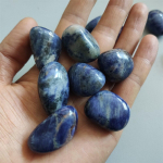 Natūralaus mėlyno sodalito akmens gydomieji kristalai, pavyzdžiai, gydomieji kristalai, mineraliniai brangakmeniai, akvariumas, namų dekoravimo dovanos 100g 2-3cm mėlyna