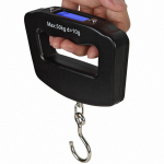 50 kg / 10 g 110 svarų ne&scaron;iojamos svarstyklės LCD skaitmeninės bagažo lagamino svarstyklės Kelioninio bagažo krep&scaron;io žuvies svėrimo kabliu pakabinamos svarstyklės