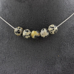 Pierres et Min&eacute;raux. Collier 5 perles Jaspe Dalmatien 8 mm. Chaine en acier inoxydable Collier femmes, hommes. Taille personnalisab