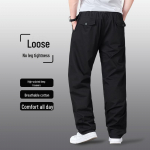 Vyri&scaron;ki pavasario/vasaros didelio dydžio laisvi kombinezonai vidutinio amžiaus vyrams. Įprastos, lengvos ir tiesios sportinės kelnės.