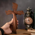 Sieninis rankinis medinis kryžius Kryžius ant sienos, Didelis kryžius, Krik&scaron;čioni&scaron;ko kryžiaus dekoravimo amatai, Vintažinis masyvo medžio drožybos amatas 25cm