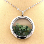 Pierres et Min&eacute;raux. Collier Grenat Tsavorite brut. Mod&egrave;le M&eacute;daillon 20 mm. Couleur Argent.