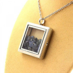 Pierres et Min&eacute;raux. Collier Saphir brut. Mod&egrave;le carr&eacute;. Couleur Argent.
