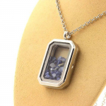Pierres et Min&eacute;raux. Collier Benitoite brut. Mod&egrave;le rectangle &agrave; pans coup&eacute;s.