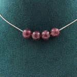 Pierres et Min&eacute;raux. Collier 4 perles L&eacute;pidolite 8 mm. Chaine en acier inoxydable Collier femmes, hommes. Taille personnalisable.