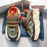 Vyri&scaron;ki vasaros 2024 m. auk&scaron;tį didinantys laisvalaikio bėgimo bateliai &ndash; madingi, universalūs tėčio bateliai su storais padais. 46 žalia